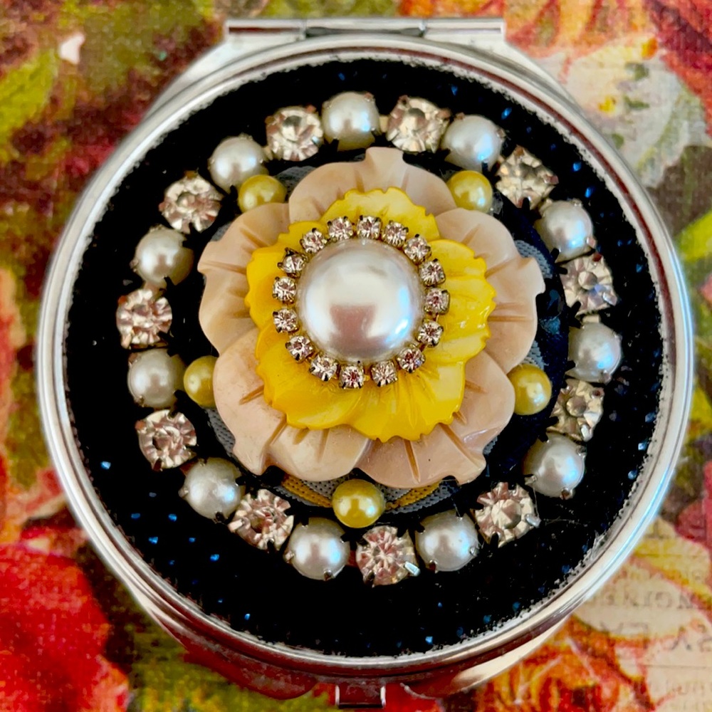 DIVA  YELLOW FLOWER COMPACT